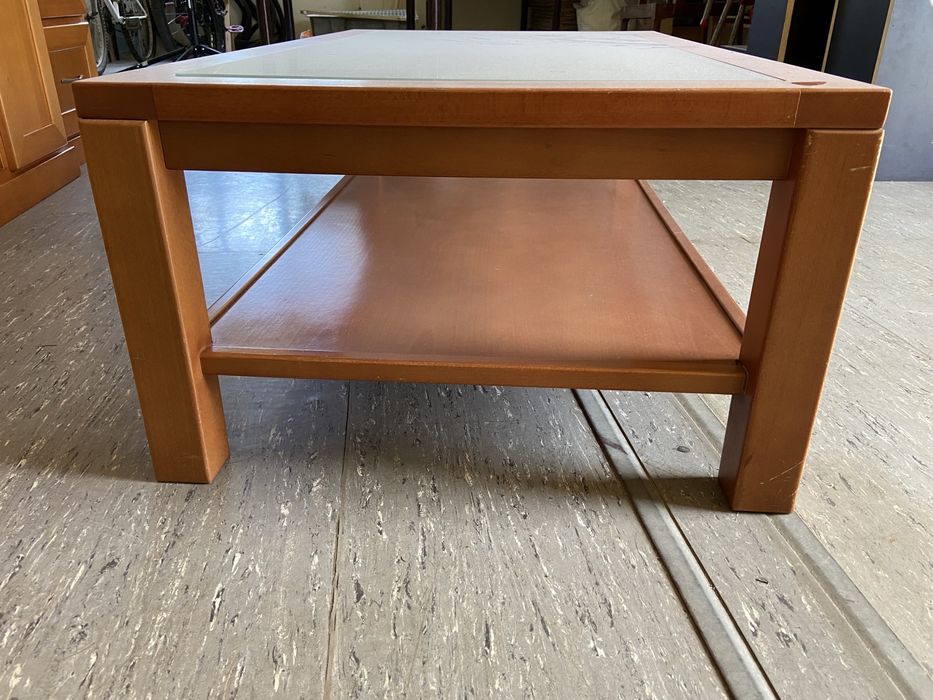 Móvel e mesa de sala em madeira