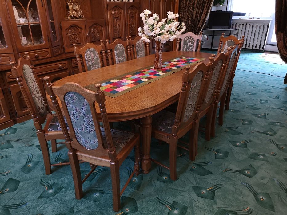 Stół dębowy rozkładany i 14 krzeseł