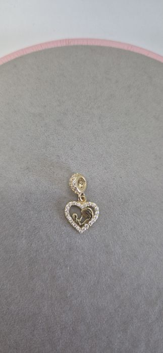 Złoty charms do bransoletki typu Pandora, serce, mama z dzieckiem