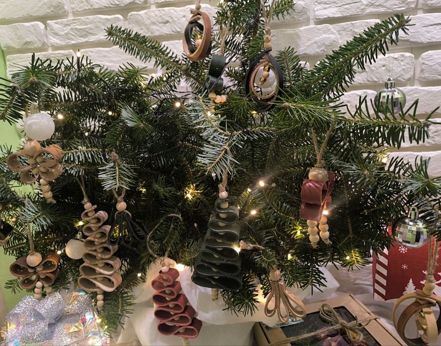 Ręcznie robiona ozdoba świąteczna – ozdoba ze skóry i drewna