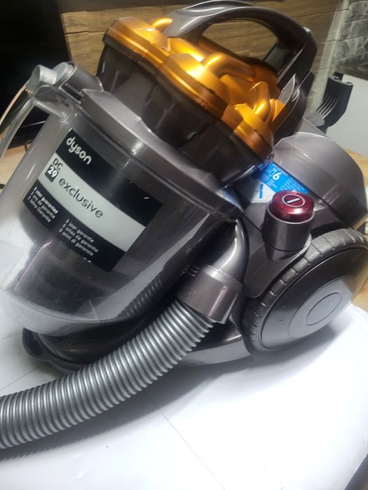 пилосос Dyson.гарно тягне.колбові