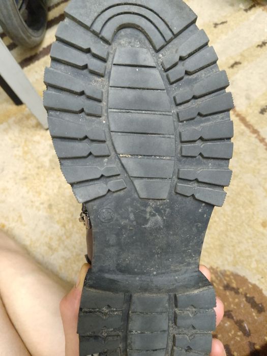 Срочно продам зимние ботинки женские