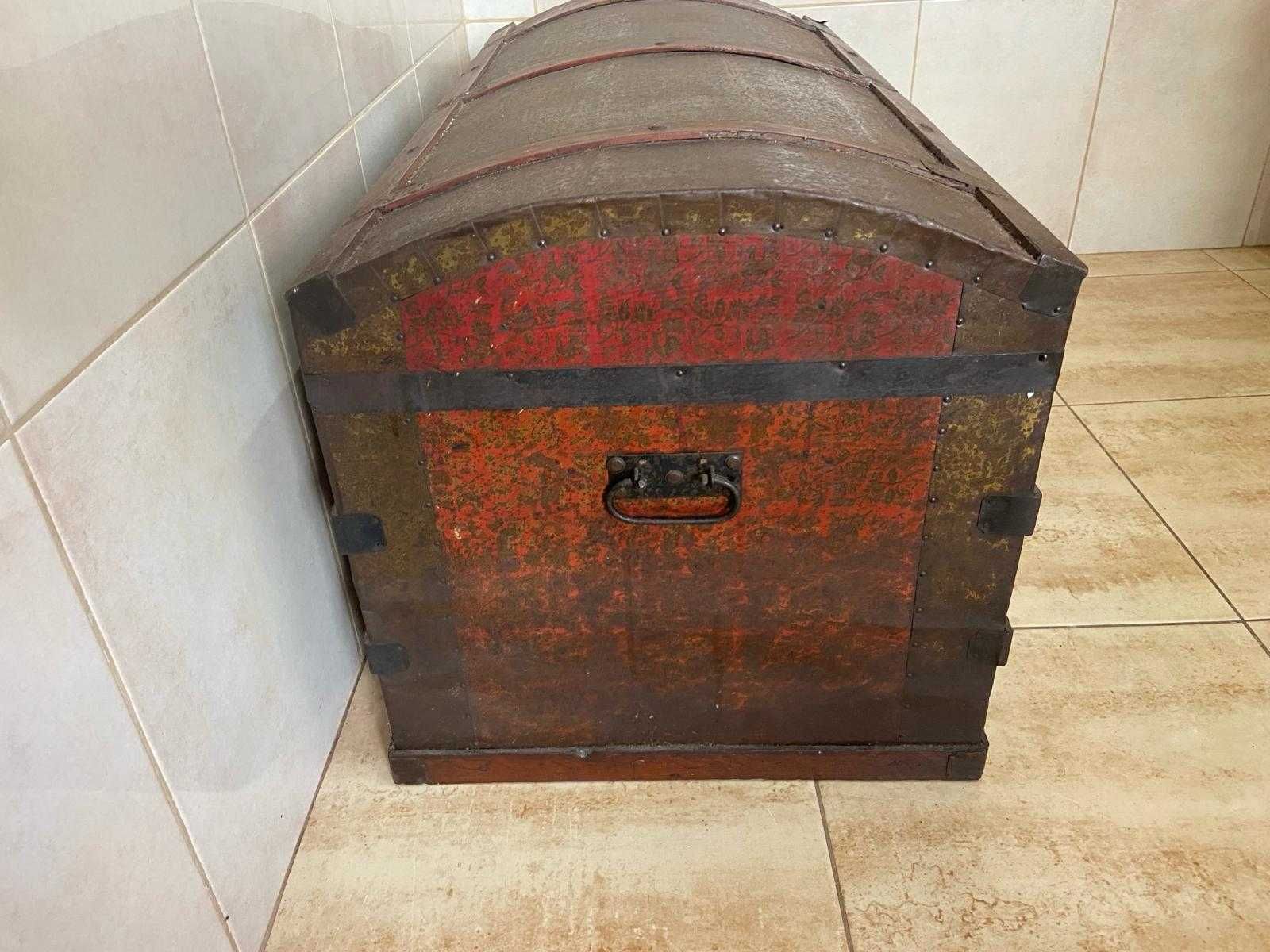 Arca antiga (madeira/metal)