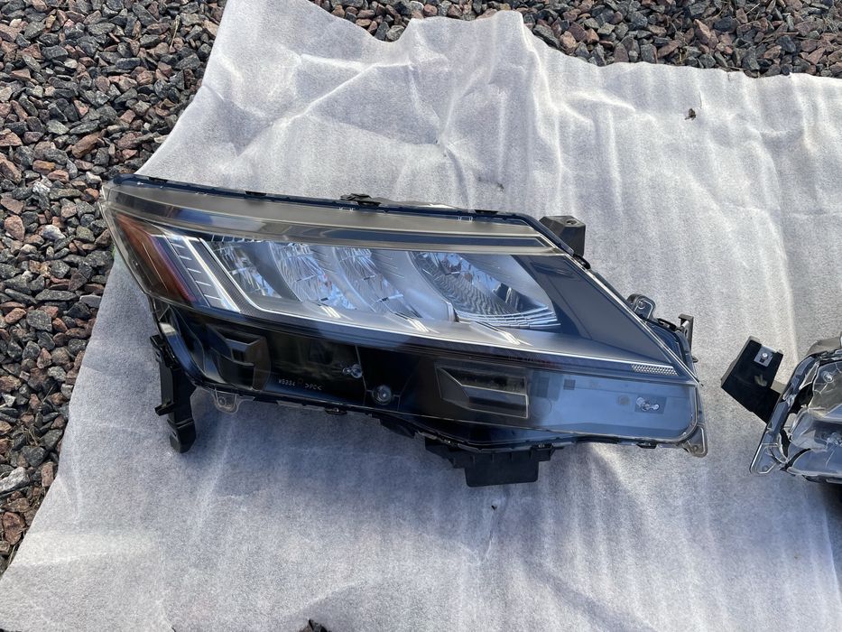 Продам передню ліву фару Mitsubishi Outlander sport 2021