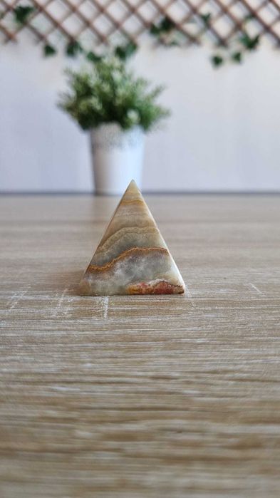 Pirâmide decorativa em pedra natural polida