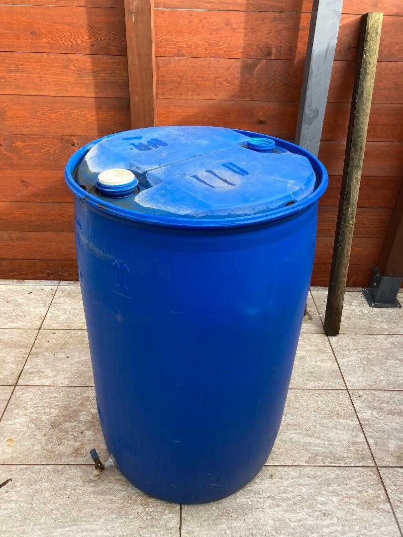 barril de água com torneira