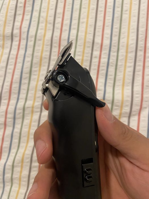 Máquina de Barbear Profissional KM-1017 (Kemei)