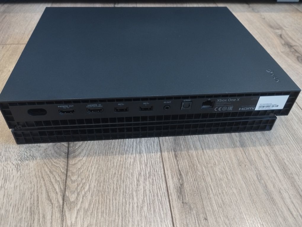 Konsola Xbox One X w zestawie.