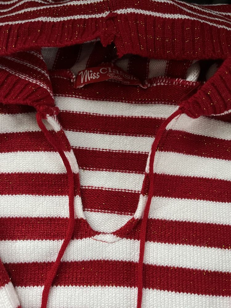 Sweter z kapturem w paski biało-czerwone