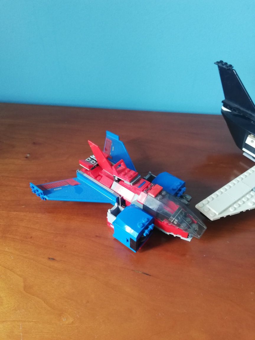 Várias figuras de legos