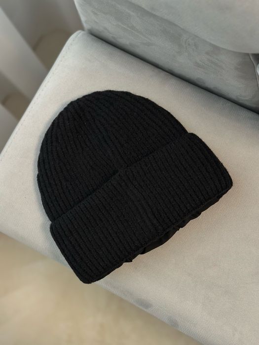 Жіноча шапка Prada