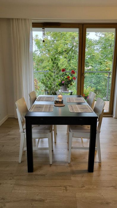 Stół drewniany i krzesła