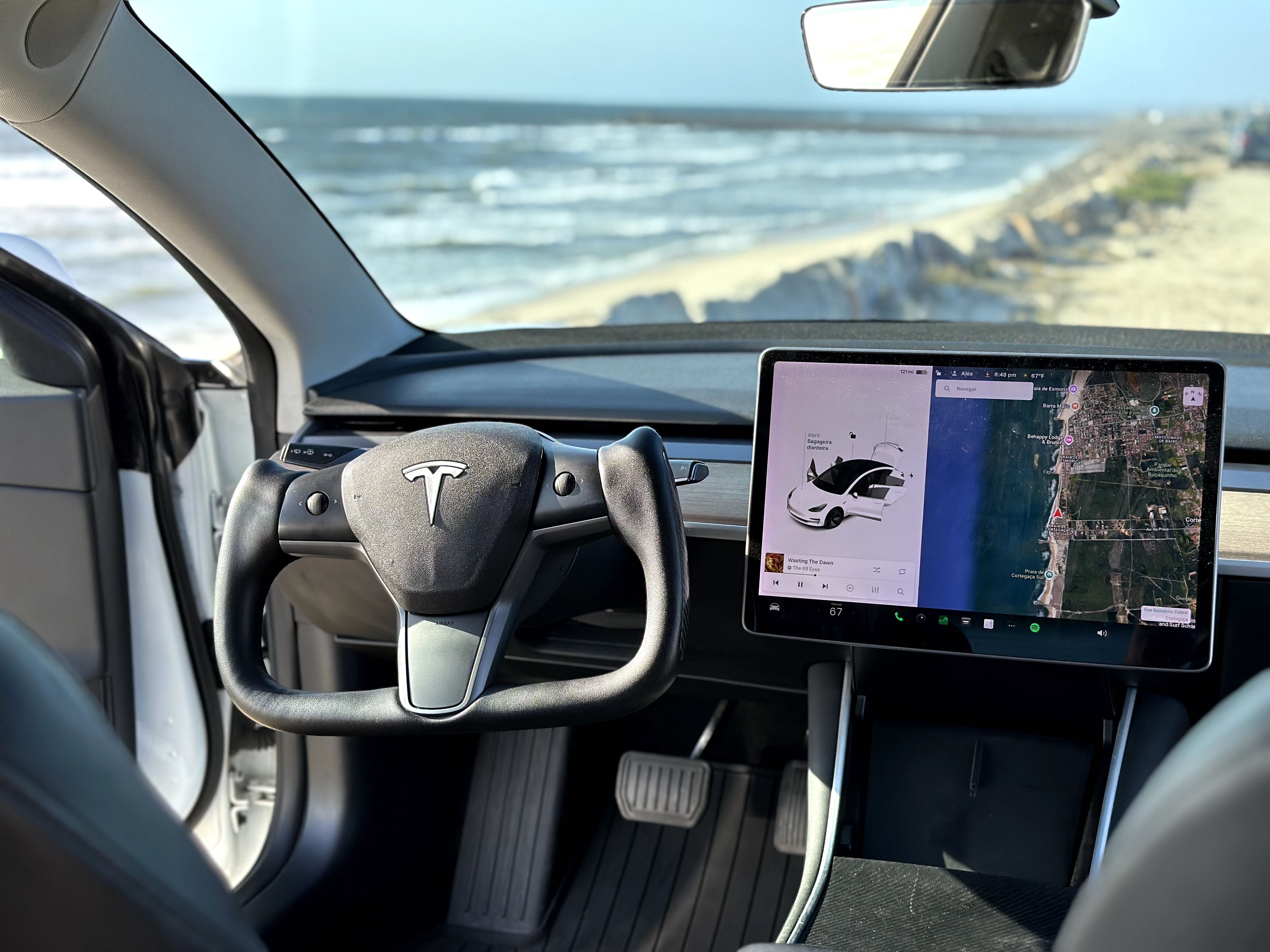 Tesla Model 3  65kW  RWD.  Customizado, digno de destaque!