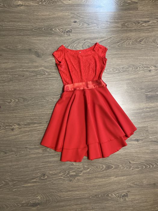 Продам сукню червоного кольору