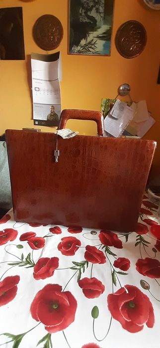 Дипломат под крокодилью кожу новый с двумя ключиками и биркой.Смотрите