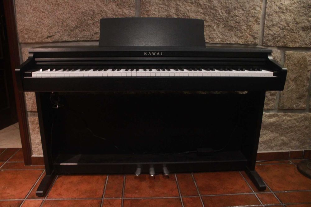 Piano kawai novo com banco de pele