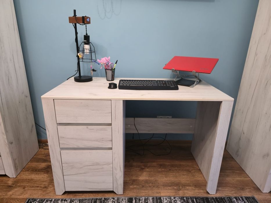 Meble młodzieżowe.