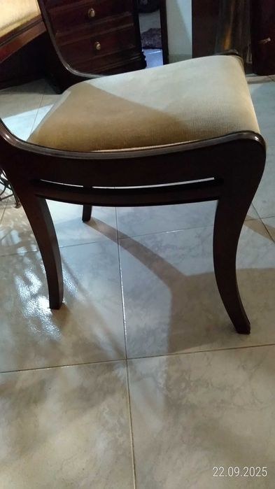 Escrivaninha em madeira trabalhada