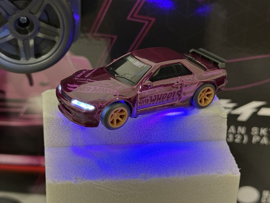 Hot wheels 1:64 металл на радиоуправлении впервые nissan GT-R 32