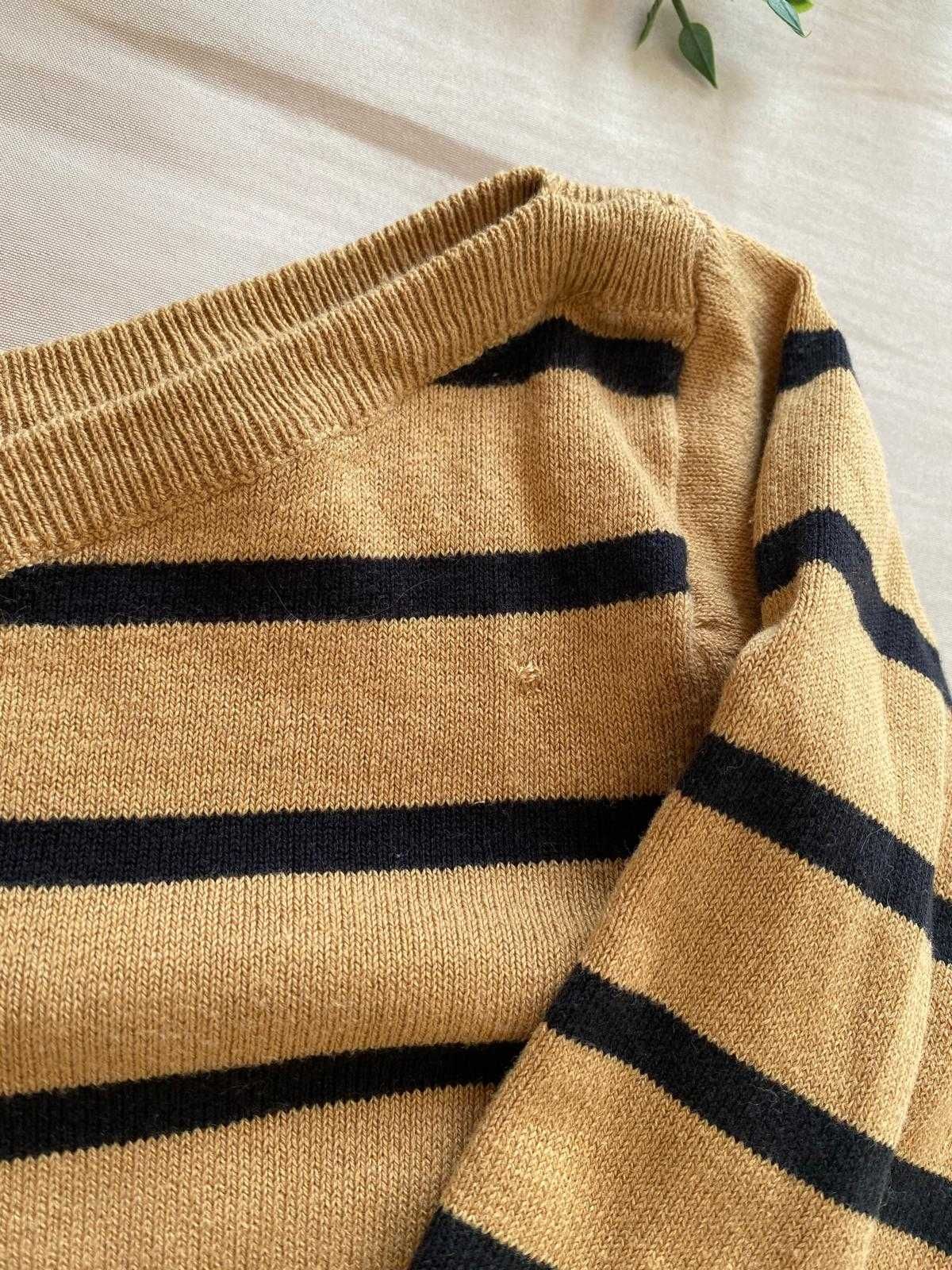 Brązowy sweter w paski