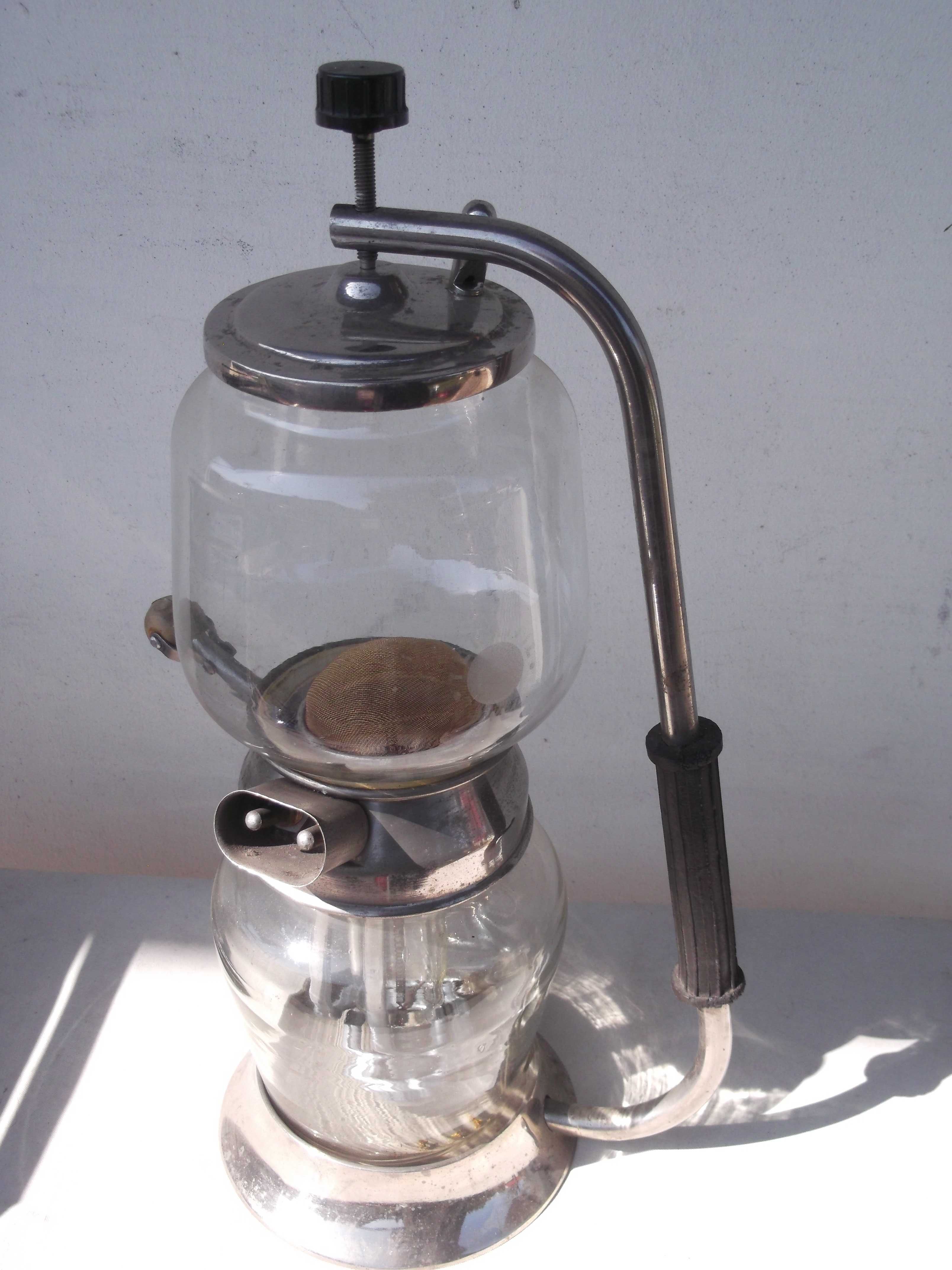 Stara zabytkowa elektryczna zaparzarka do herbaty