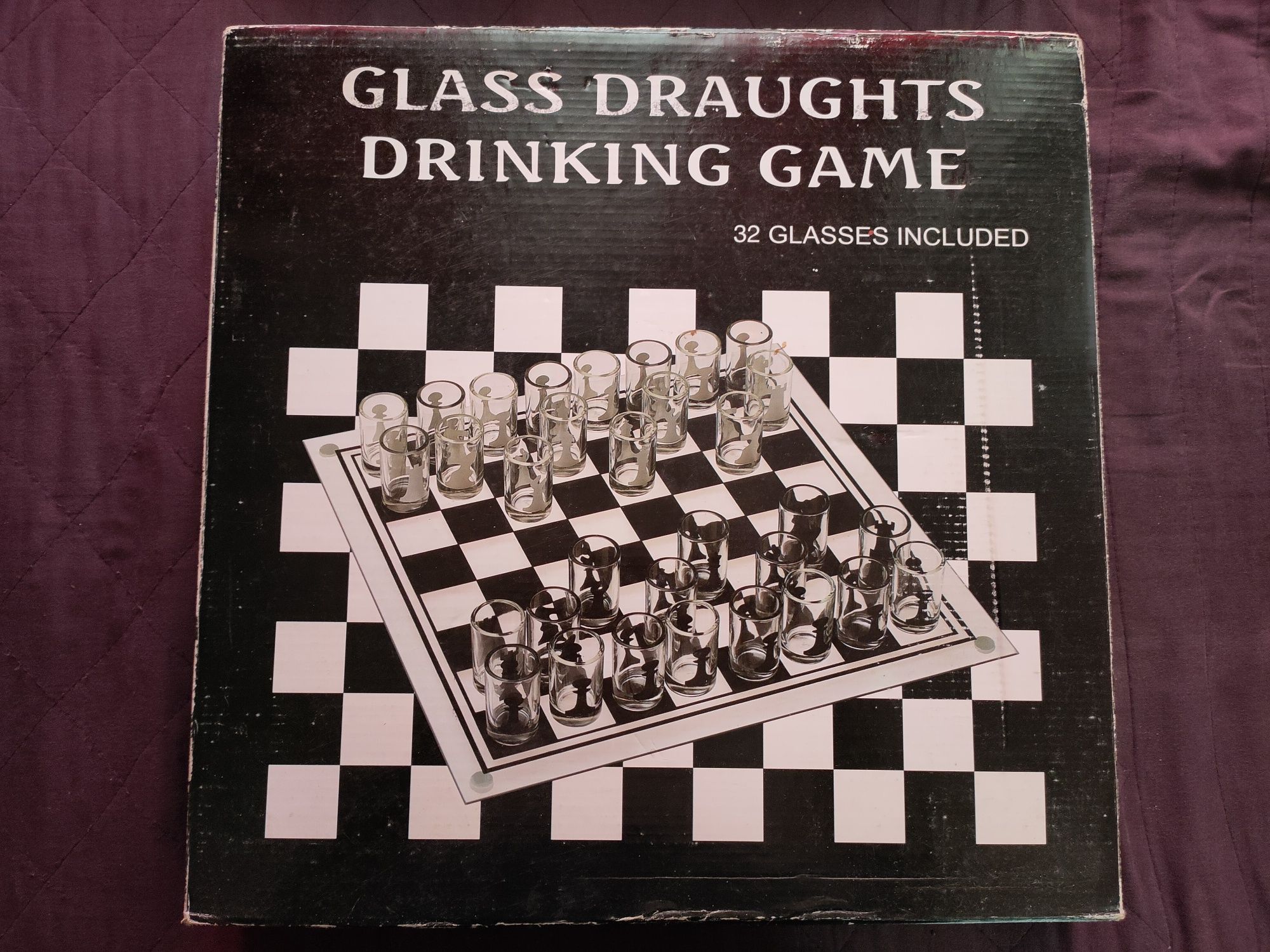 Jogo de xadrez em copos de shots