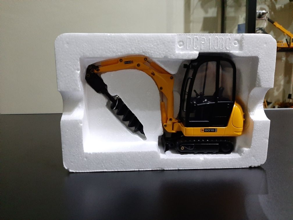 Miniatura JCB 8016 1:25 (Joal Ref. 268) NOVA