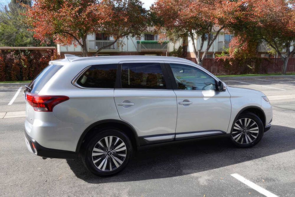 Mitsubishi Outlander SEL      2020