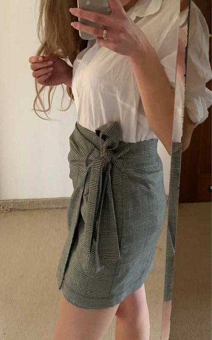 Elegancka szara kopertowa spódnica mini w kratkę do biura Reserved XS