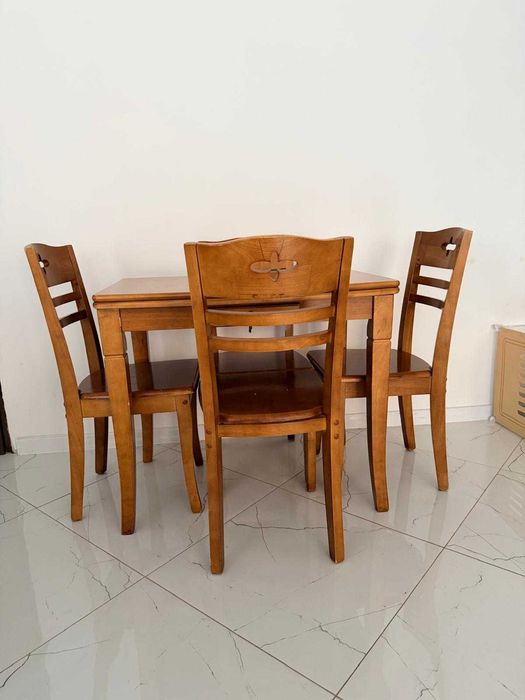 Stół rozkładany i 4 krzesła