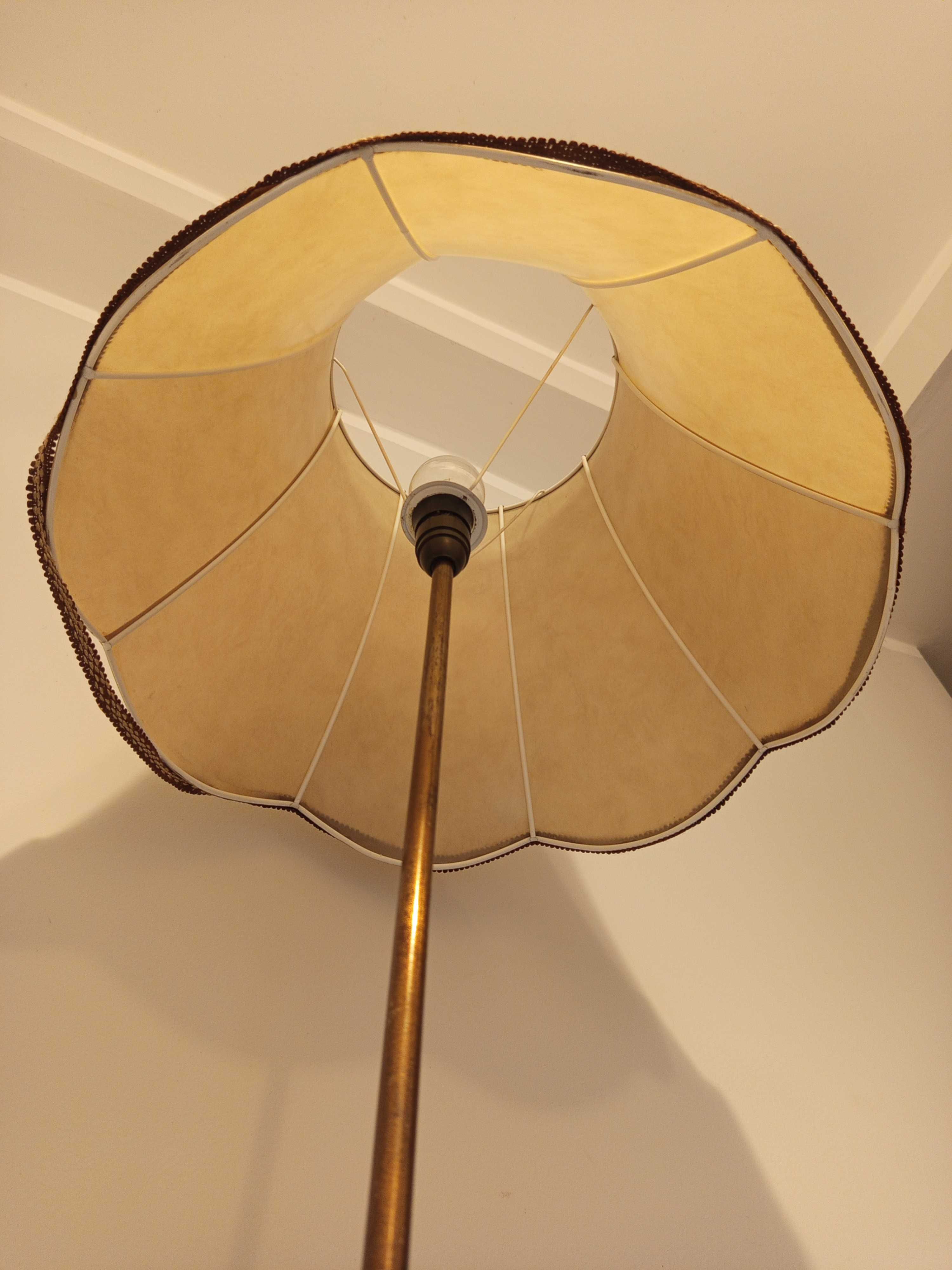 Lampa podłogowa PRL z abażurem i gazetnikiem