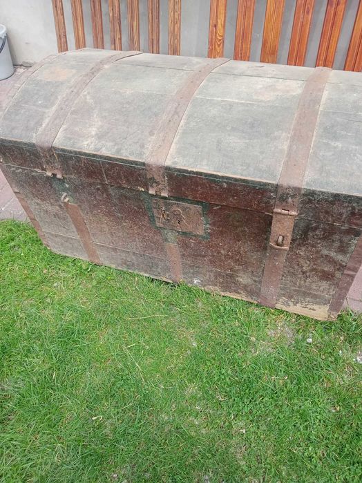 Antyk Stary kufer z metalowymi okuciami
