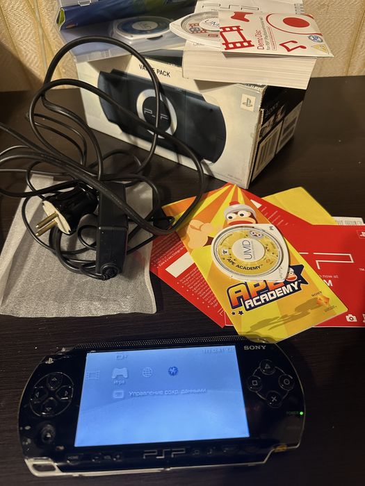 SONY PSP, коробка, 2 гри, зарядка в комплекті