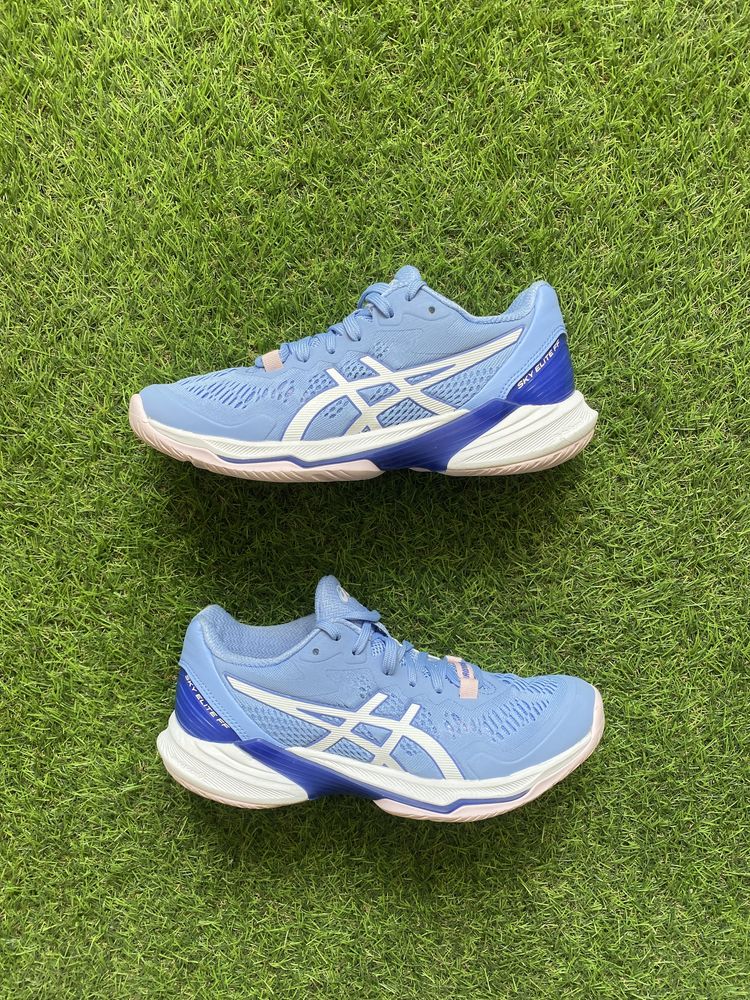 Волейбольні кросівки asics