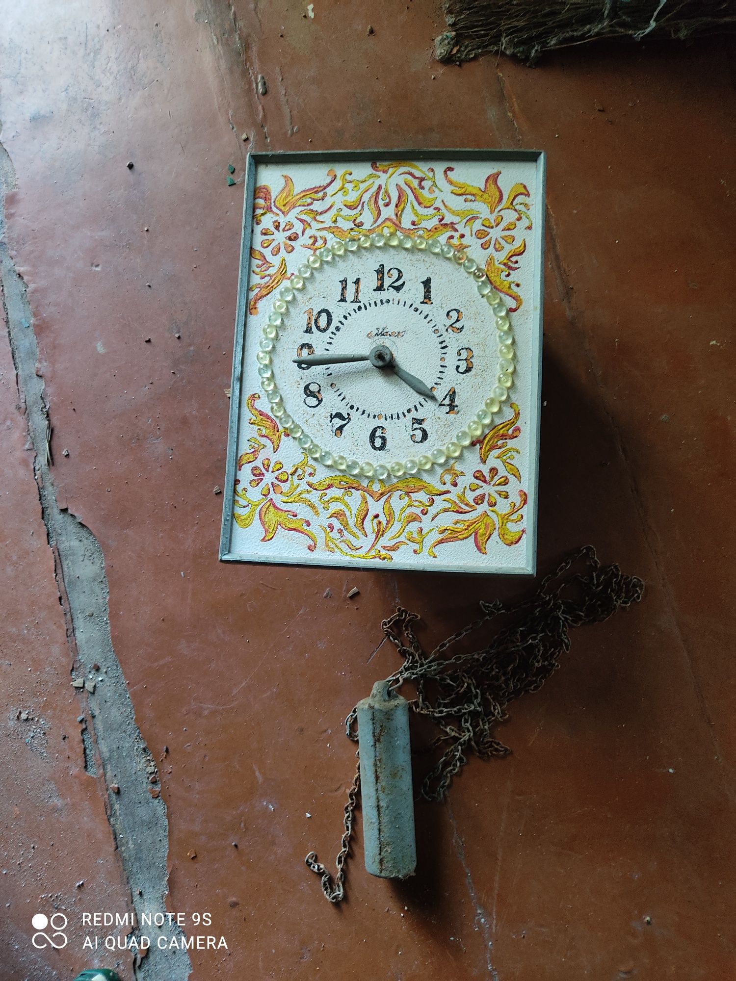 Часы настенные с гирькой на цепочке