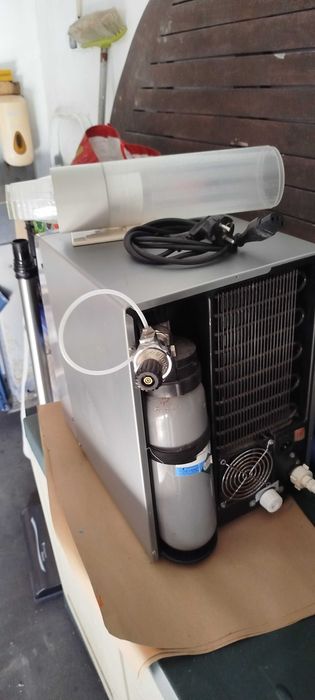 Máquina de água fria e natural e faz água gaseificada com bilha de gás