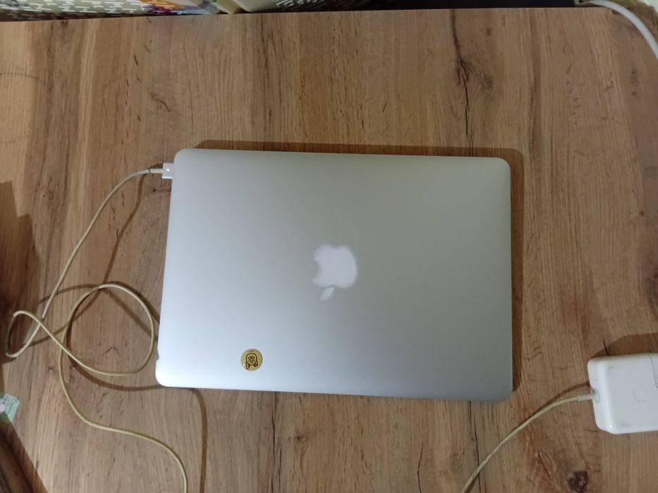 Макбук MacBook Air 2015рік(потребує заміни батареї)+встановлення macOS