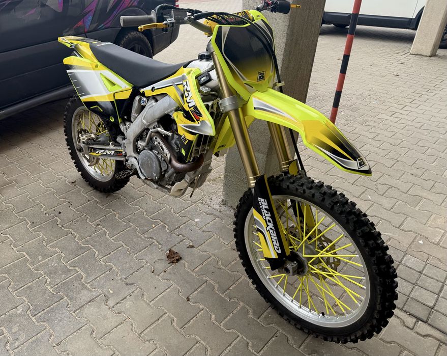 Cross Suzuki RMZ 450 z 2010 roku.