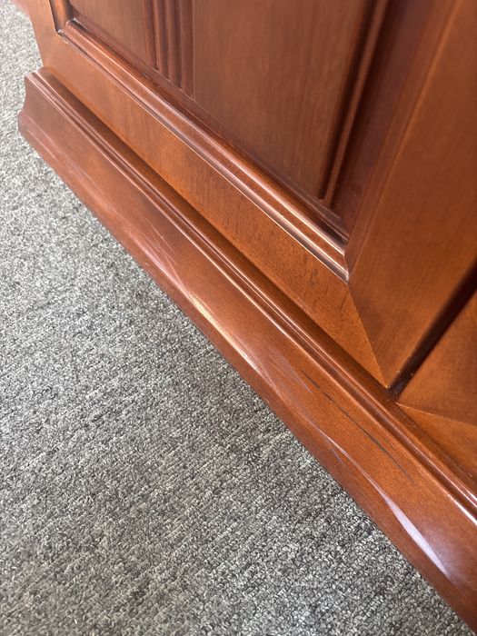 Kredens z drewna czeresniowego firmy klose