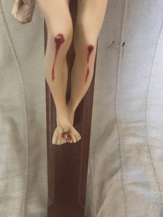 Crucifixo em madeira com Cristo em marfinite