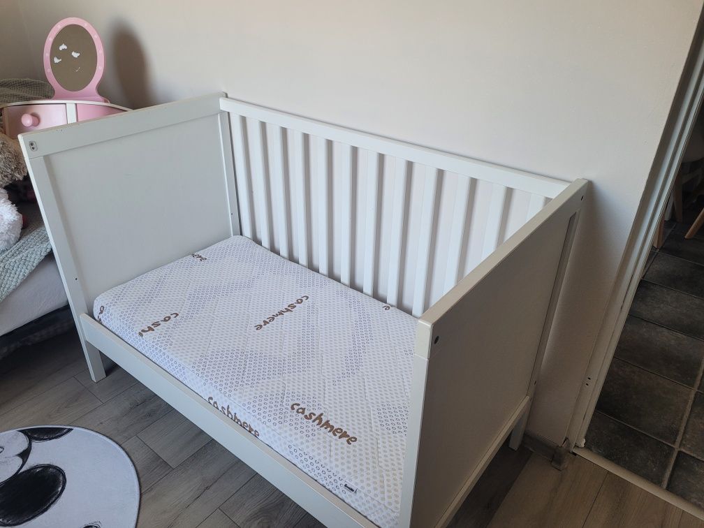 Łóżeczko dziecięce Ikea Sundvik + materac Sensillo