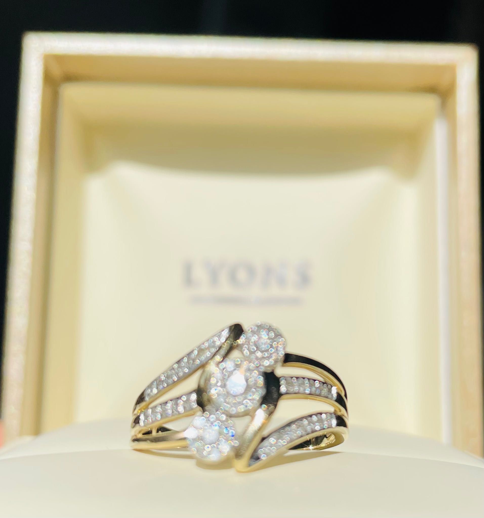 Złoty pierścionek z 50 diamentami jubiler Lyons Anglia