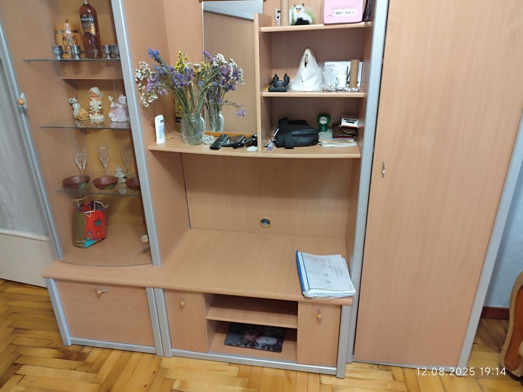 Продам стенку и кресло