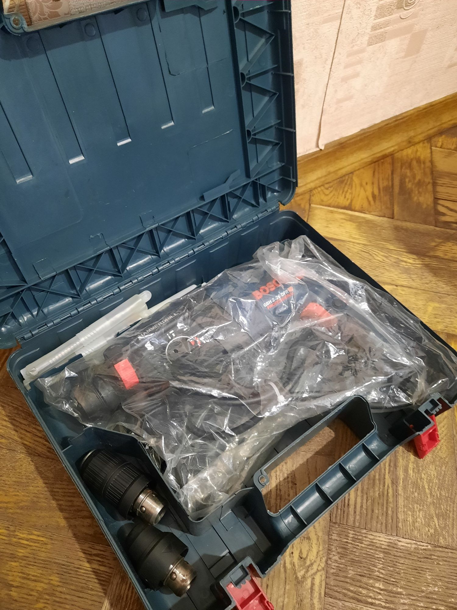 Новий!!Перфоратор Bosch GBH 2-26 DFR,800вт,2.7дж,дод.патрон