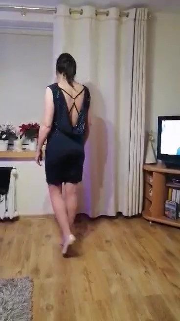 Dopasowana sukienka z połyskującego materiały