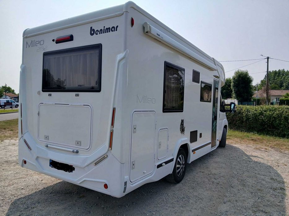 Benimar Mileo 282 — lounge XXL com camas basculantes