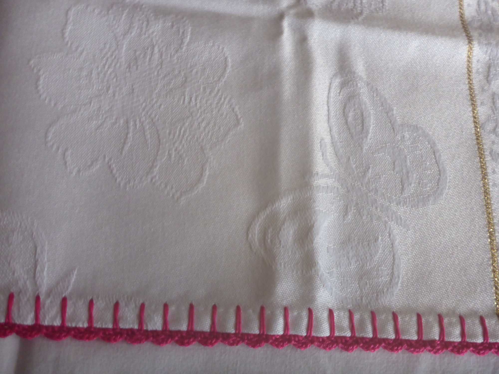 Pano de cozinha ou  toalha de tabuleiro com bordado floral  e renda