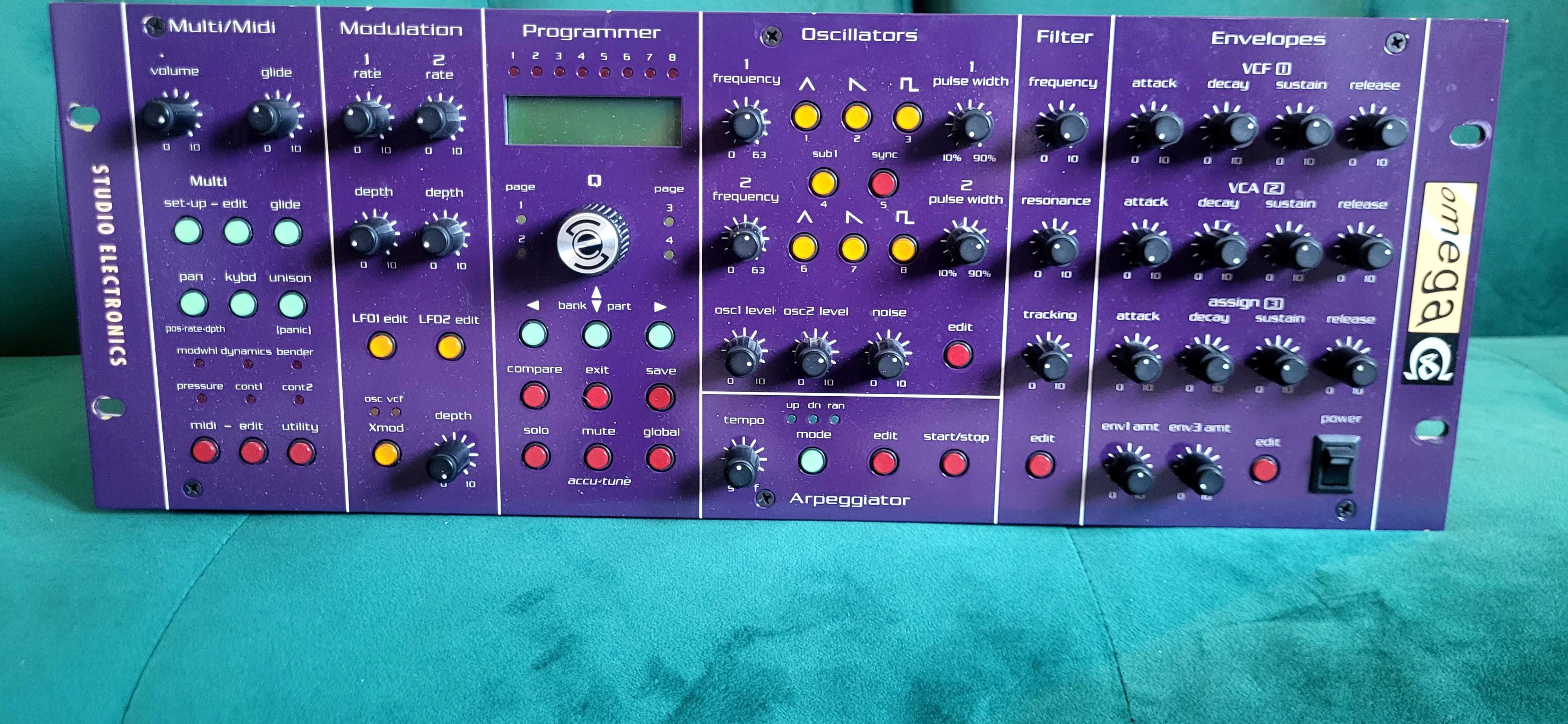 OMEGA 8 Studio electronics ( com 3 filtros oberheim e 1 da moog )
