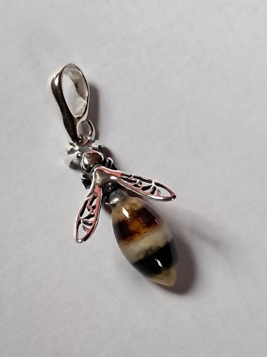 Srebrna zawieszka z bursztynem pszczoła