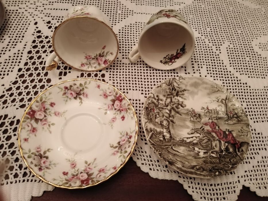 2 Chávenas de Chá em Porcelana da Royal Albert e da Johnson Bross